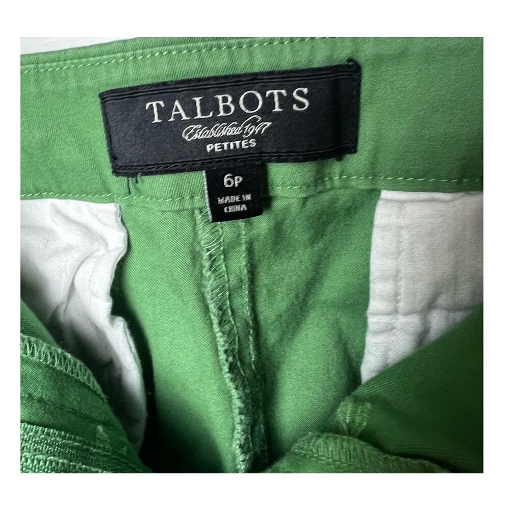 Talbots Petites Green Shorts Embroidered Dragonflies Size 6P Bermuda - Picture 2 of 5